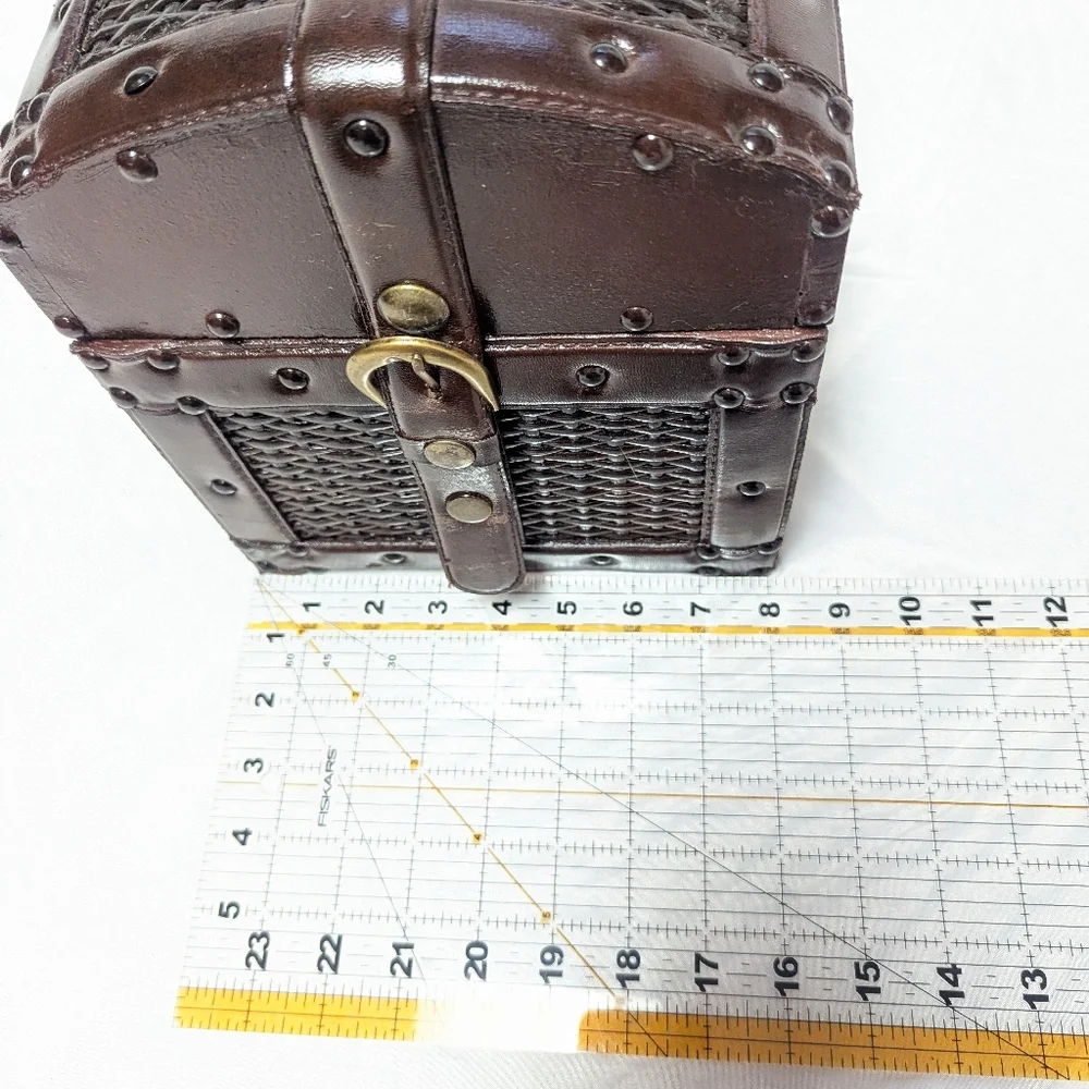 Vtg 80s Hinged Wicker Riveted Wooden Box Sm 8x7x9 Dome Lid Snap Closure READ